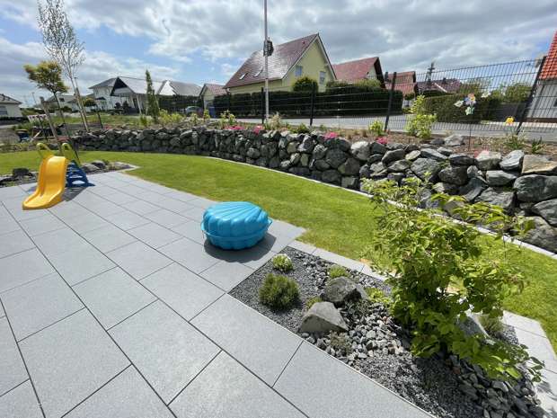 Terrasse, Rasen & Natursteinmauer