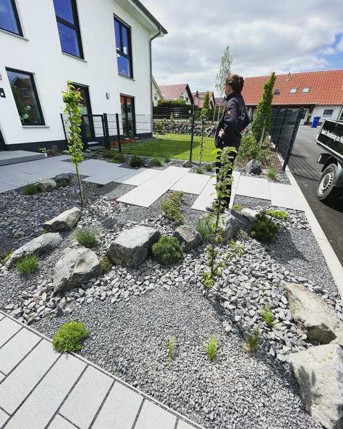 Vorgarten in Naturstein & Kies