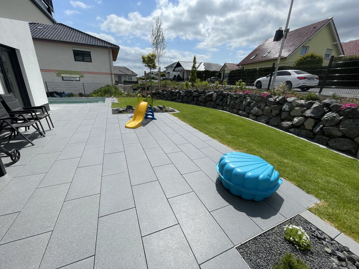 Terrasse mit Pool & Natursteinmauer