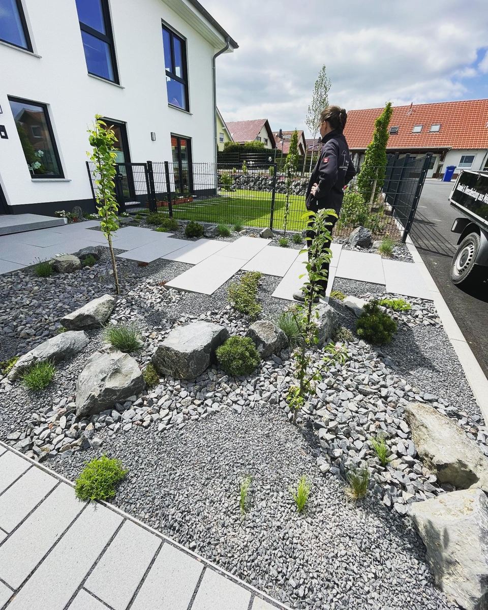 Moderner Vorgarten mit Kiesbeet